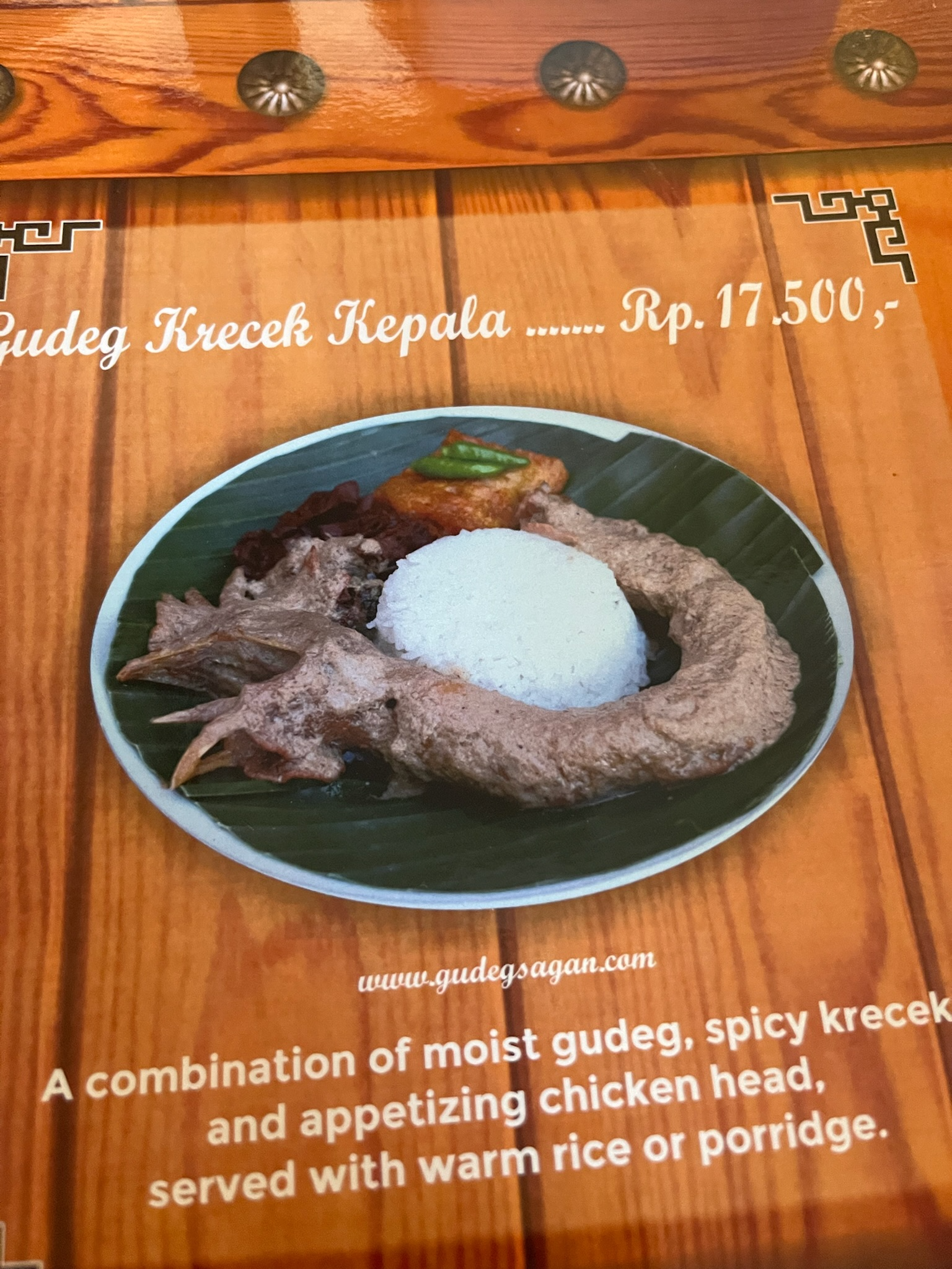 日惹的特色食物Gudeg，用椰浆和香料炖煮的菠萝蜜，配鸡肉和米饭吃